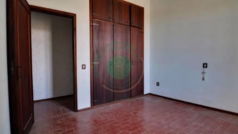 - Vende-se moradia T5 com zona exterior, terraço...