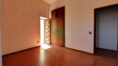 - Vende-se moradia T5 com zona exterior, terraço...