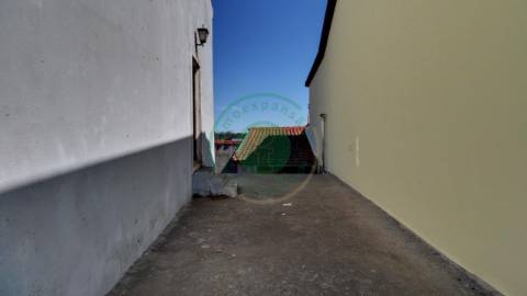 - Vende-se moradia T5 com zona exterior, terraço...