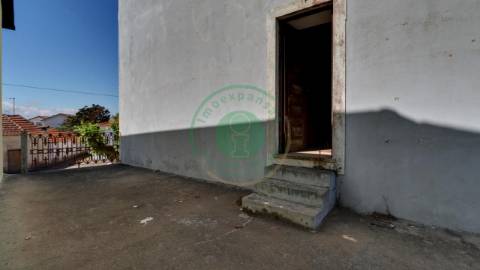 - Vende-se moradia T5 com zona exterior, terraço...