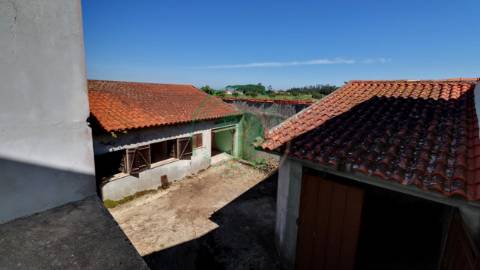 - Vende-se moradia T5 com zona exterior, terraço...
