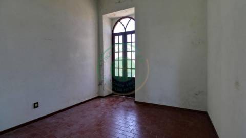 - Vende-se moradia T5 com zona exterior, terraço...