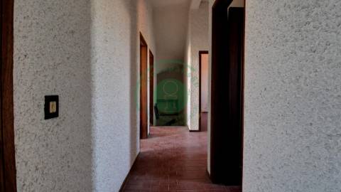 - Vende-se moradia T5 com zona exterior, terraço...