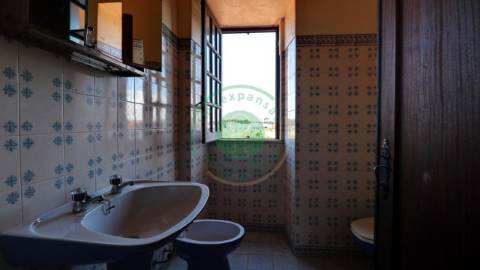 - Vende-se moradia T5 com zona exterior, terraço...