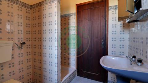 - Vende-se moradia T5 com zona exterior, terraço...