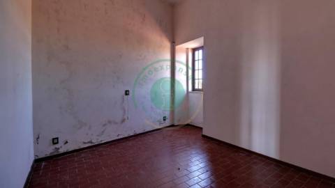 - Vende-se moradia T5 com zona exterior, terraço...