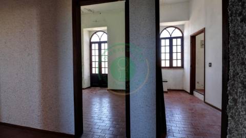 - Vende-se moradia T5 com zona exterior, terraço...