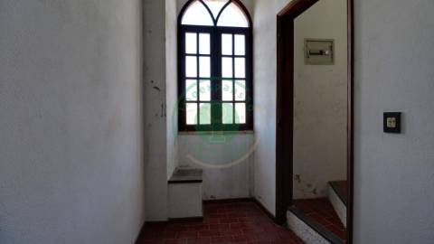 - Vende-se moradia T5 com zona exterior, terraço...