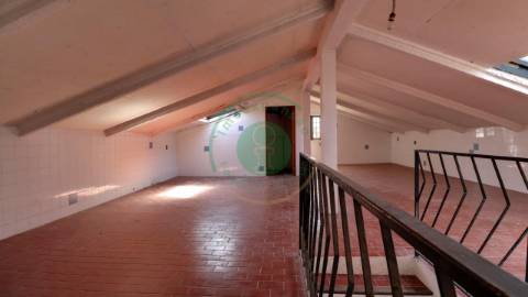 - Vende-se moradia T5 com zona exterior, terraço...