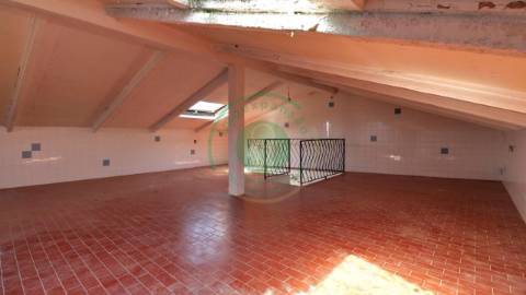 - Vende-se moradia T5 com zona exterior, terraço...