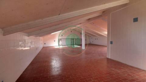 - Vende-se moradia T5 com zona exterior, terraço...