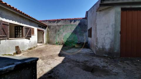 - Vende-se moradia T5 com zona exterior, terraço...