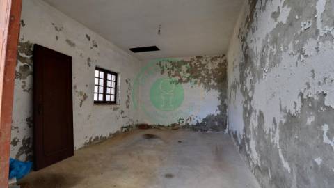 - Vende-se moradia T5 com zona exterior, terraço...