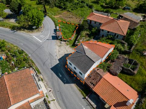 Imóveis Arrendados | Duas Moradias Geminadas e Terreno Adjacente