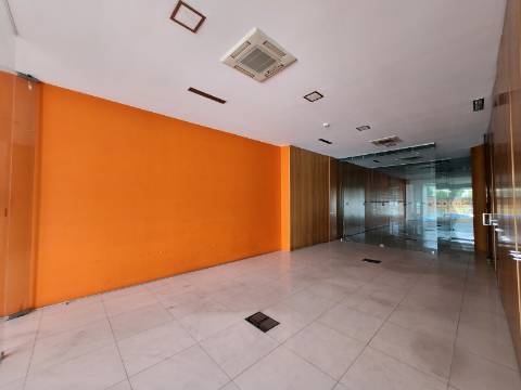 Imóvel Arrendado | Loja de 180m2 Junto ao Nosso Shopping