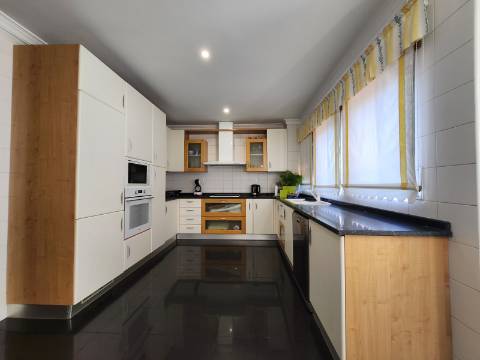 Moradia T4 de Arquitetura Singular em Mateus, Vila Real