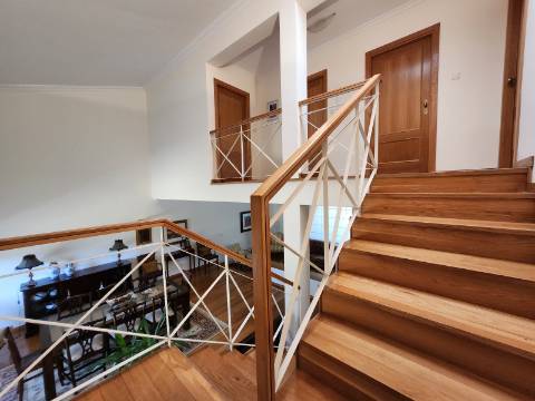 Moradia T4 de Arquitetura Singular em Mateus, Vila Real