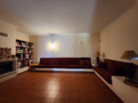 Moradia T4 de Arquitetura Singular em Mateus, Vila Real