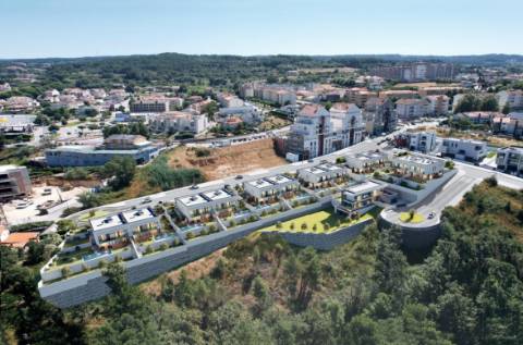 Moradia T4 de 3 Frentes com 2 Andares e Piscina em Lote de 639,30m2