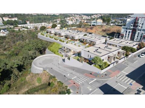 Moradia T4 de 3 Frentes com 2 Andares e Piscina em Lote de 639,30m2