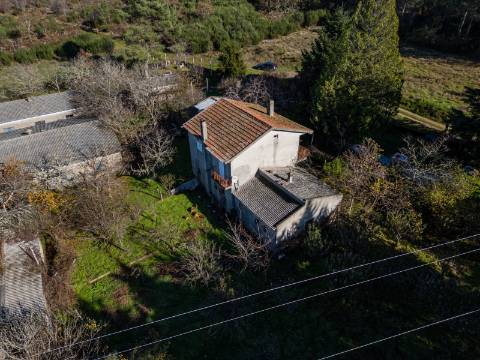 Terreno de 12.491m2 com Moradia T3 e Outras Edificações