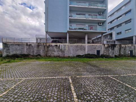 Na Vila de Murça, armazém de 617m2 em bruto