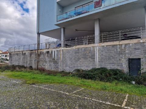Na Vila de Murça, armazém de 617m2 em bruto