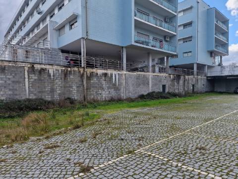 Na Vila de Murça, armazéns de 1600 m2 em bruto