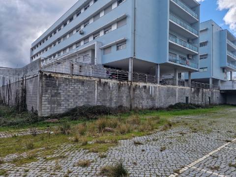 Na Vila de Murça, armazéns de 1600 m2 em bruto