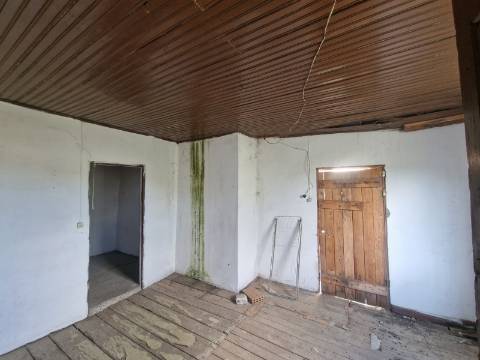 Moradia de Rés do Chão e Andar para Reconstruir