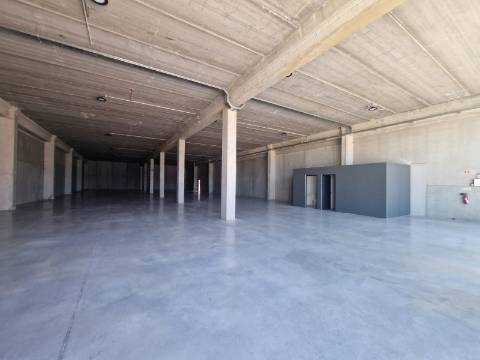 Armazém novo de 789 m2 junto à Zona Industrial de Vila Real