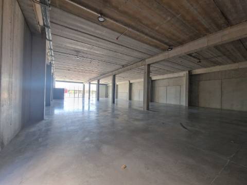 Armazém novo de 789 m2 junto à Zona Industrial de Vila Real