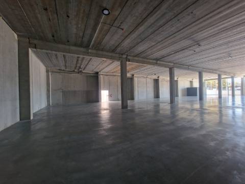 Armazém novo de 789 m2 junto à Zona Industrial de Vila Real