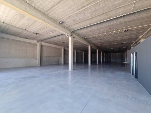 Armazém novo de 789 m2 junto à Zona Industrial de Vila Real