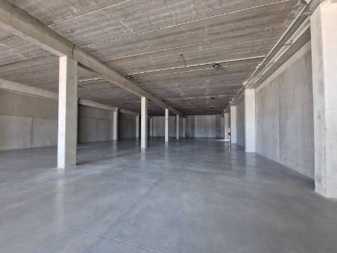 Armazém novo de 789 m2 junto à Zona Industrial de Vila Real