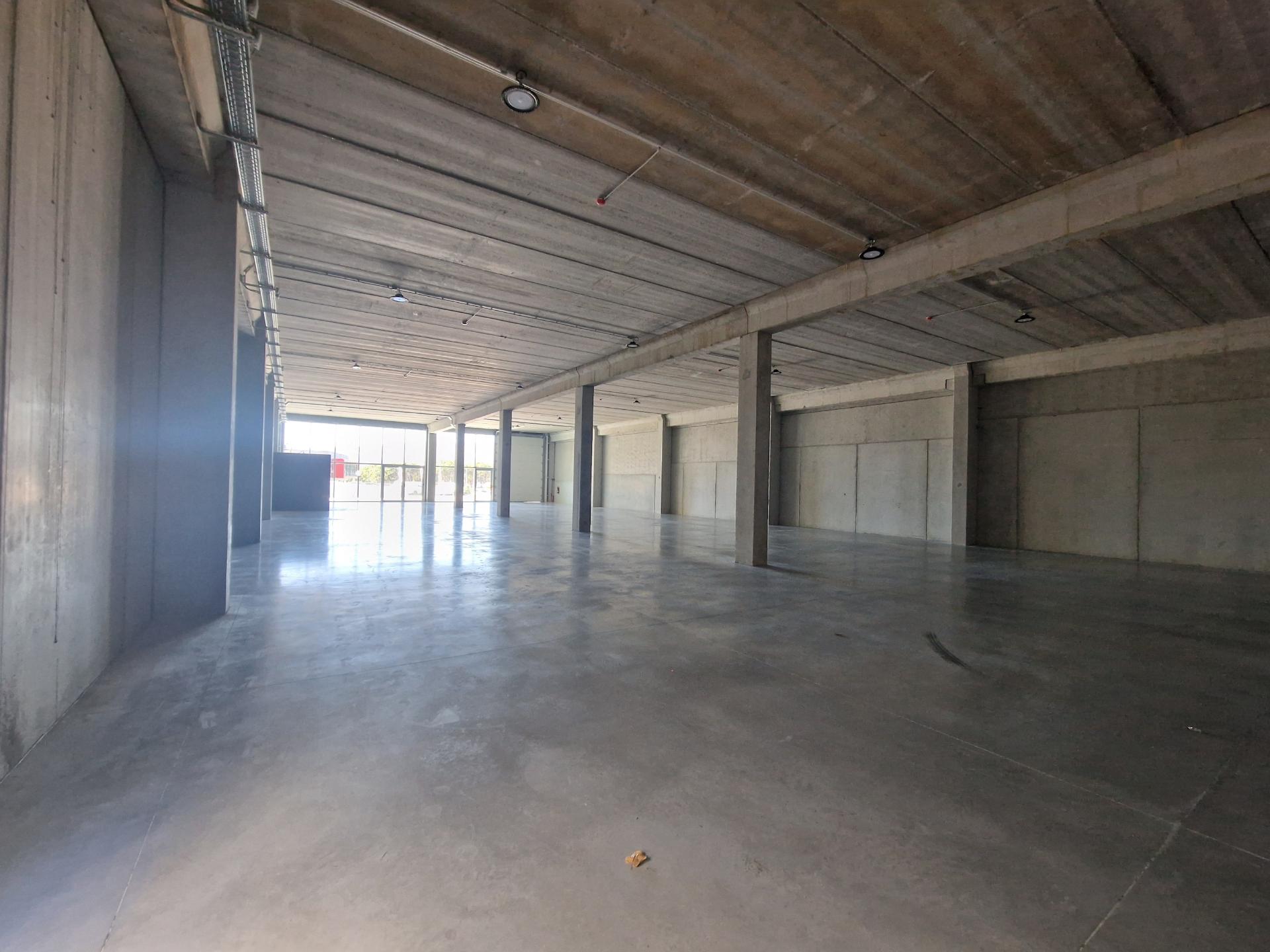 Loja nova de 789 m2 junto à Zona Industrial de Vila Real