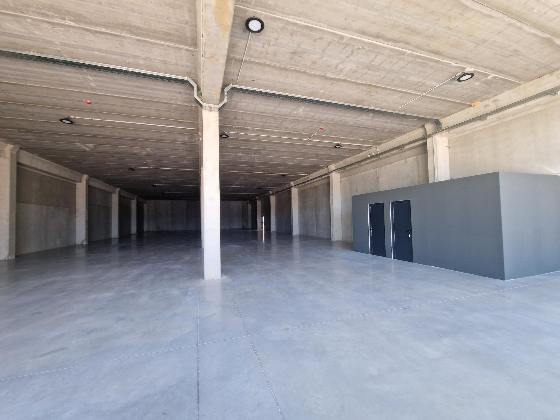 Loja nova de 789 m2 junto à Zona Industrial de Vila Real