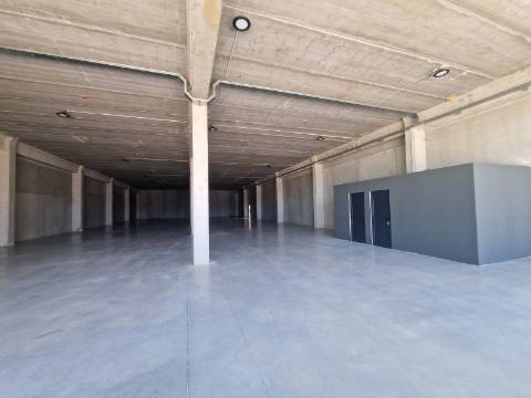 Loja nova de 789 m2 junto à Zona Industrial de Vila Real