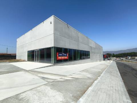 ARRENDADO | Armazém novo de 930 m2, com cais junto à Zona Industrial de Vila Real