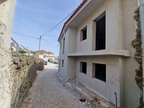 Venda em Estrutura de Moradia T3 no centro de Alijó
