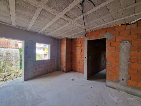 Venda em Estrutura de Moradia T3 no centro de Alijó