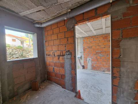 Venda em Estrutura de Moradia T3 no centro de Alijó