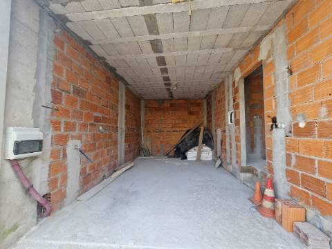 Venda em Estrutura de Moradia T3 no centro de Alijó