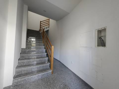Andar de Moradia T5 com Terraço e Quintal no Centro de Vila Real
