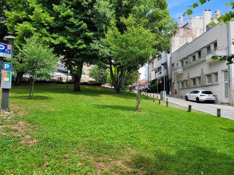 Andar de Moradia T5 com Terraço e Quintal no Centro de Vila Real