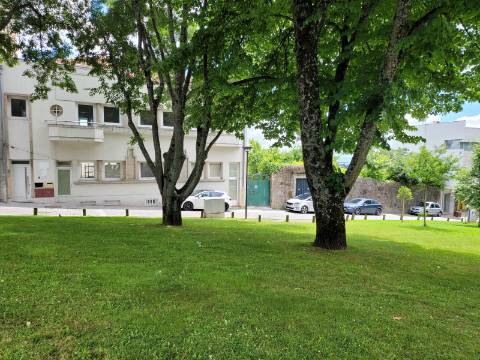 Prédio com Loja Comercial e Habitação T5 no Centro de Vila Real