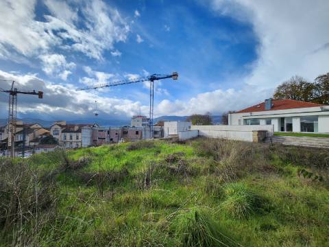 Prédio com Loja Comercial e Habitação T5 no Centro de Vila Real