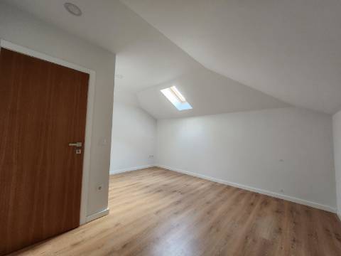 Prédio com Loja Comercial e Habitação T5 no Centro de Vila Real