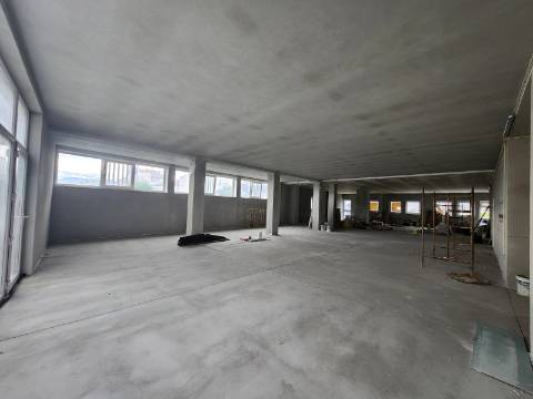 Prédio com Loja Comercial e Habitação T5 no Centro de Vila Real
