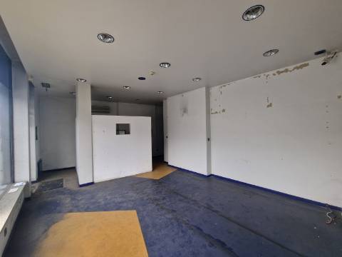 Loja com 2 frentes na Av. Aureliano Barrigas em Vila Real
